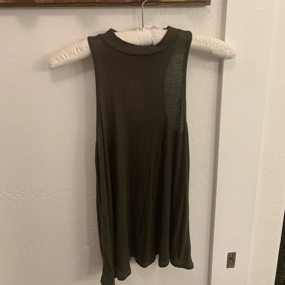 𝅺nwt Olive Green Mock-Neck Tank
